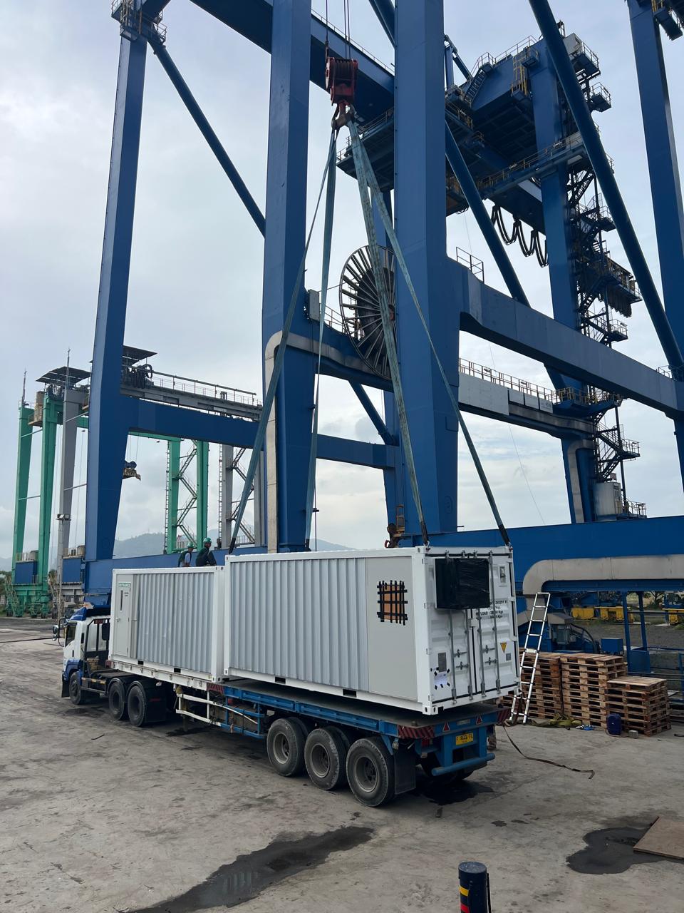 PAL crane field operation with container delivery truck